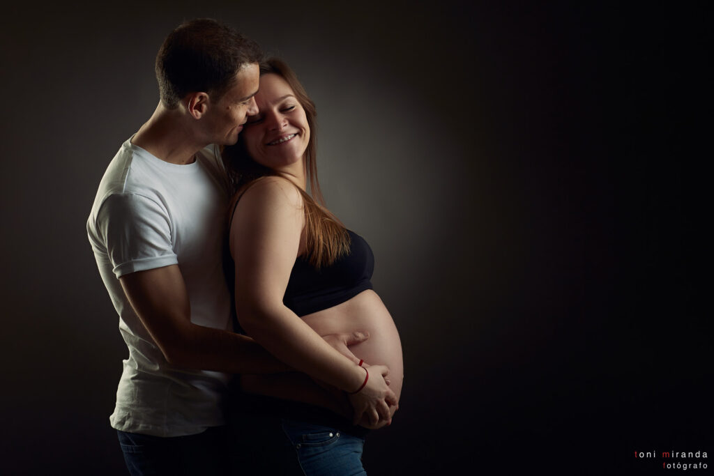 fotografia de pareja en sesion embarazo