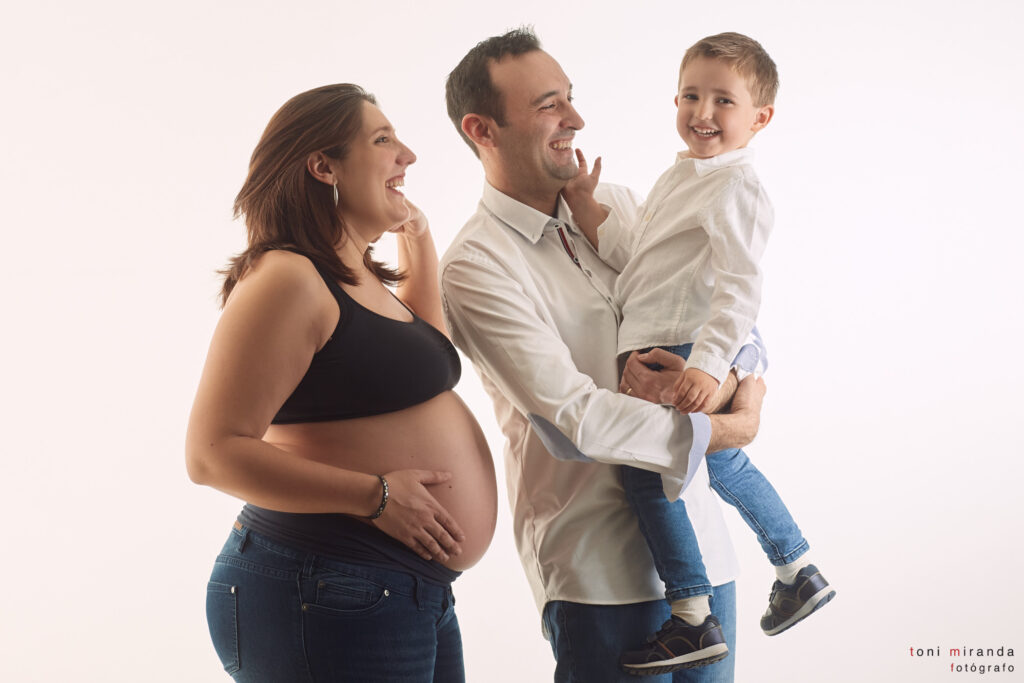 sesion de embarazo en estudio alcoy con hermano mayor