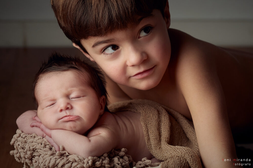 sesion newborn con hermano en estudio