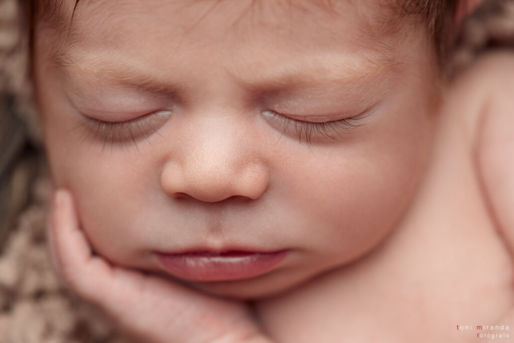 primer plano de bebe durmiendo