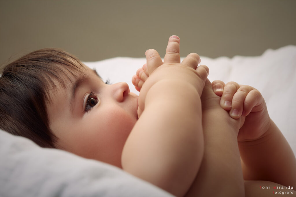 fotografia de bebe en sesion estudio alcoy