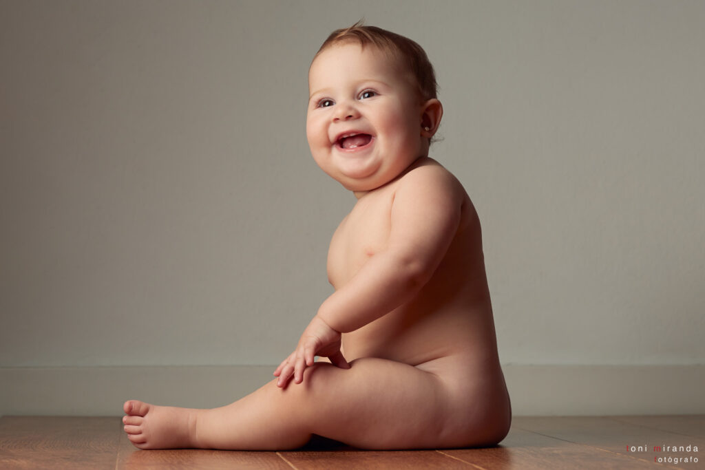 bebe sin ropa sonriendo