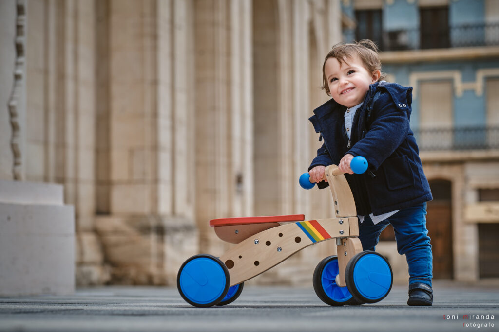 nene jugando con bici de madera en alcoy