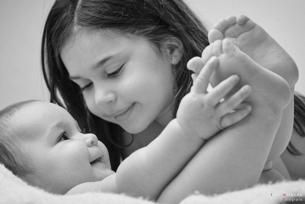 bebe con su hermana