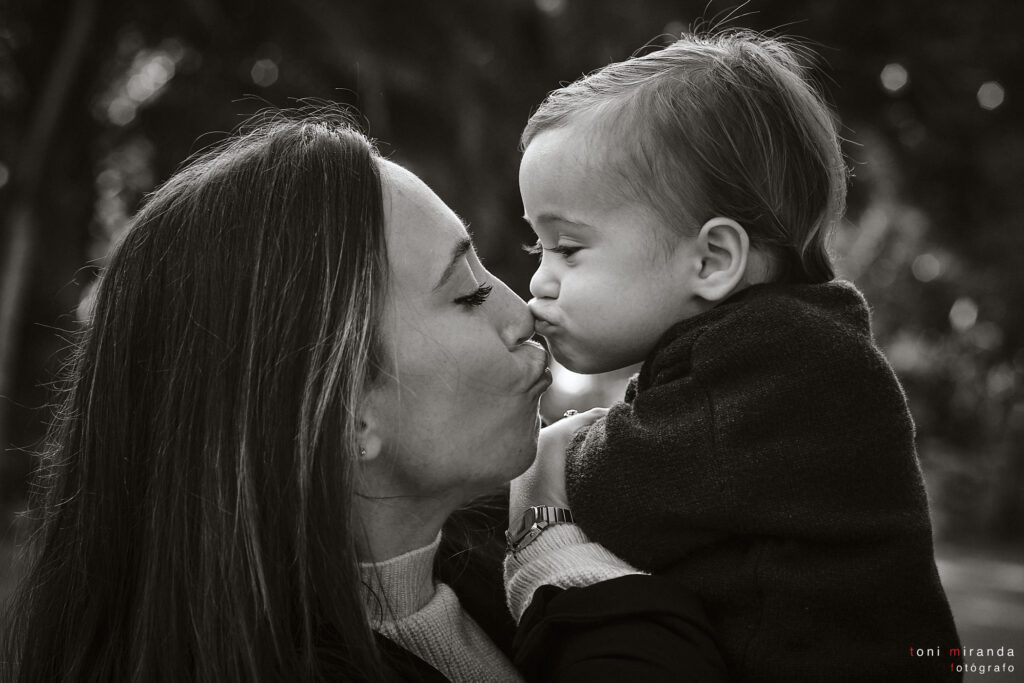 bebe con su mama dando un beso