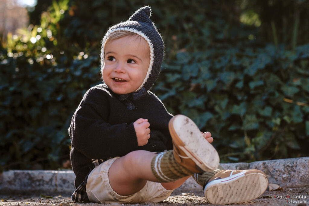 bebe feliz en parque de la glorieta